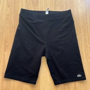 Alo yoga airbrush stretch shorts size small black